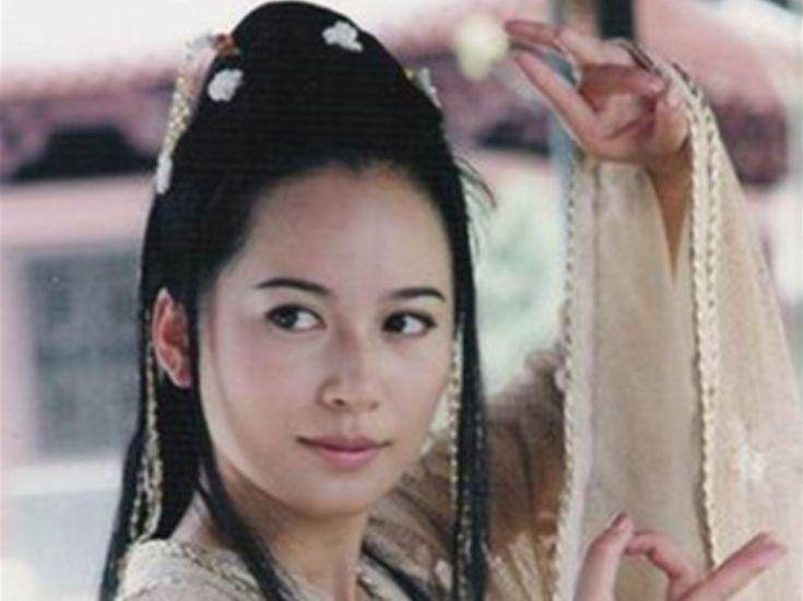 中国内地影视女演员,因出演袁和平执导的古装武侠剧《小李飞刀》,剧中