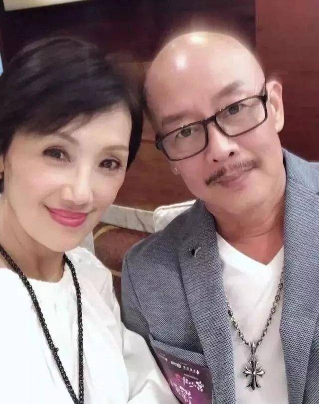 63岁"杜sir"杜燕歌,与妻子结婚30年恩爱如初,婚姻让人