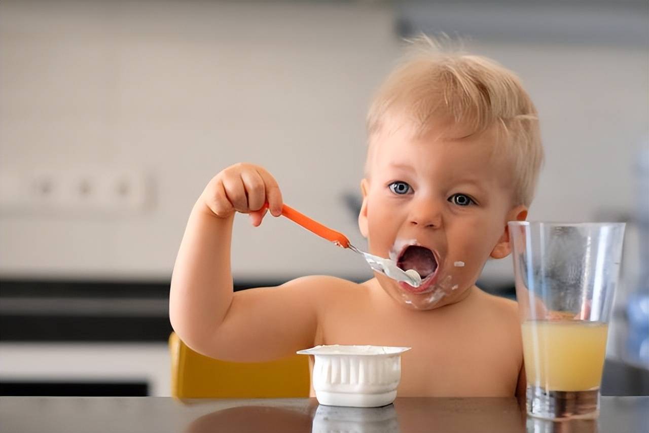 孩子一岁后多吃饭还是多喝奶？喝奶粉还是喝牛奶？怎么选更营养