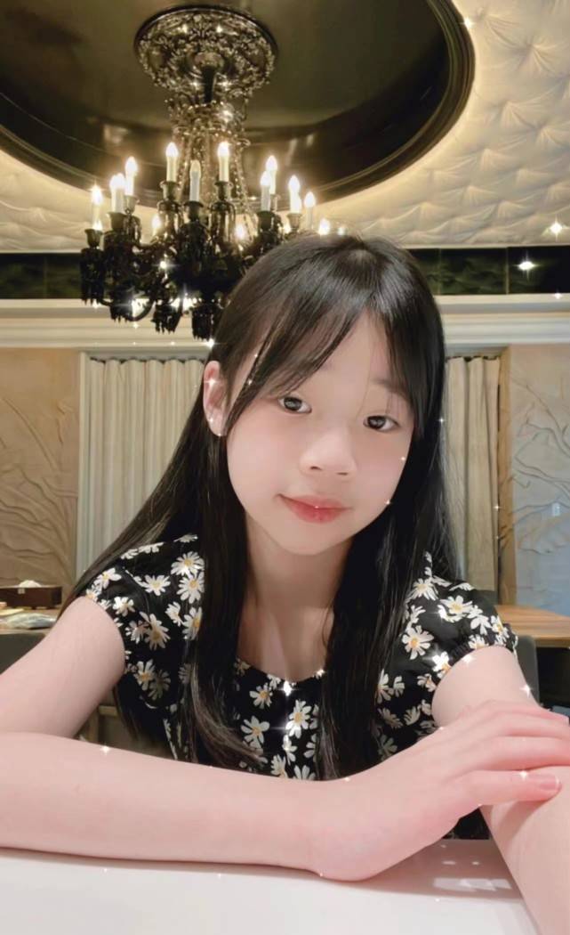 三女儿颜值终于逆袭,近照曝光穿印花裙气质变优雅_效果_颜色_老三