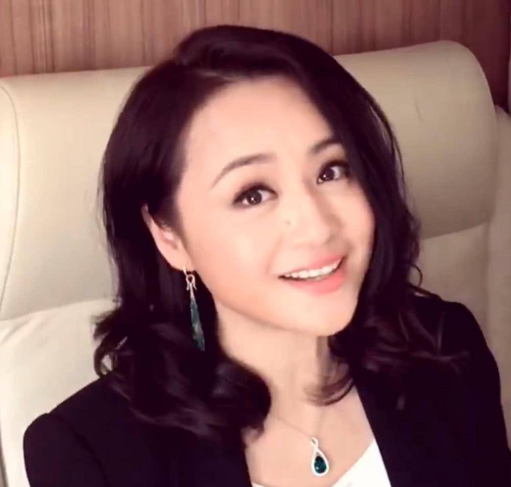 曹颖近照太飒,短裙配长靴显长腿太美,一双大长腿一览无遗_王斑_儿子