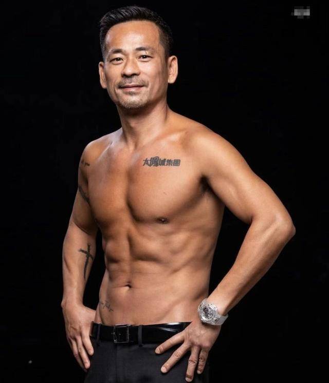 46岁的洗米华与长子周柏豪一同秀出健身成功,展示漂亮的肌肉.
