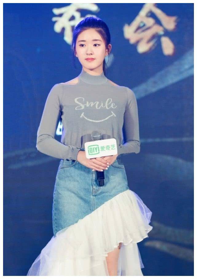 原创因初恋脸走红的赵露思今穿树桩裤现身美到不敢认