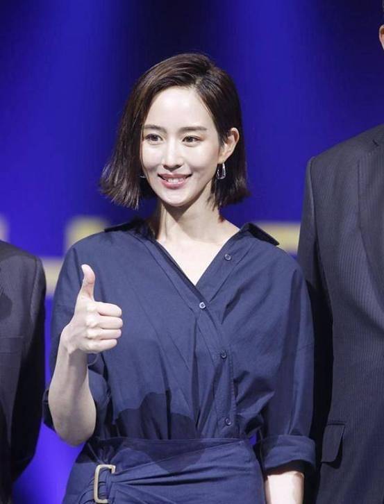 张钧甯终于换发型剪一刀切短发搭蓝色衬衫裙优雅又干练