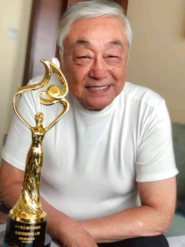 经确认,这位老人是香港著名演员曾江,曾出演金庸小说改编的83版《射雕