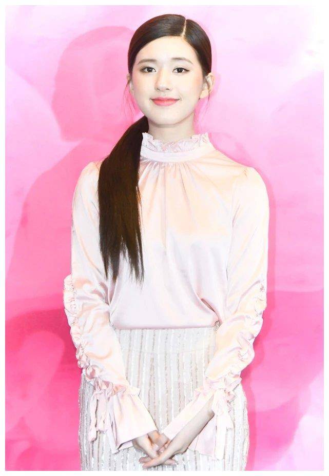 原创赵露思活动造型翻车了化浓妆扎低马尾好显老初恋感不再
