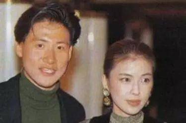 但一些年长的人其实会知道,张学友的老婆罗美薇,是个集美丽与才华为一