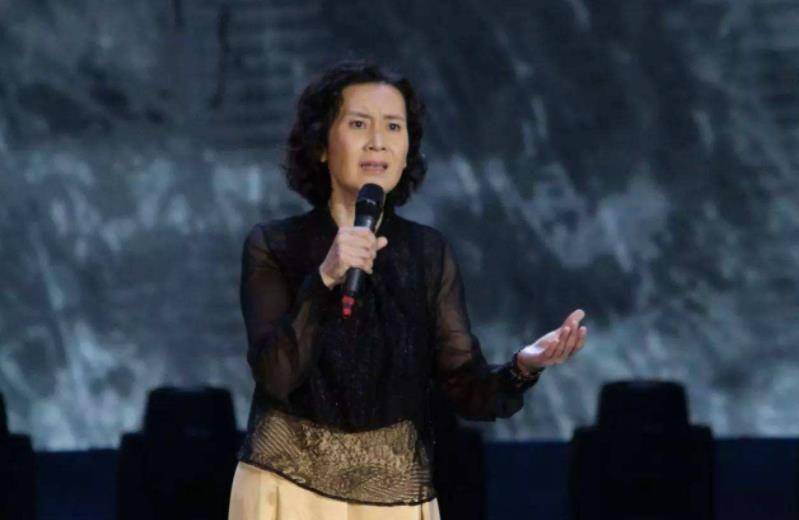 在肖雄25岁的时候,遇到了他的前任老公,两人算是门当户对,家庭性格等
