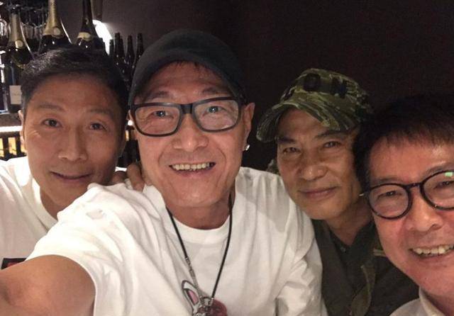 任达华参加酒局,元彪林国斌等动作明星齐聚一堂,勾肩搭背关系好_成龙