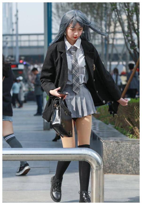小姐姐穿"日本校服"出街,头发和裙子一个颜色,美成漫画少女!