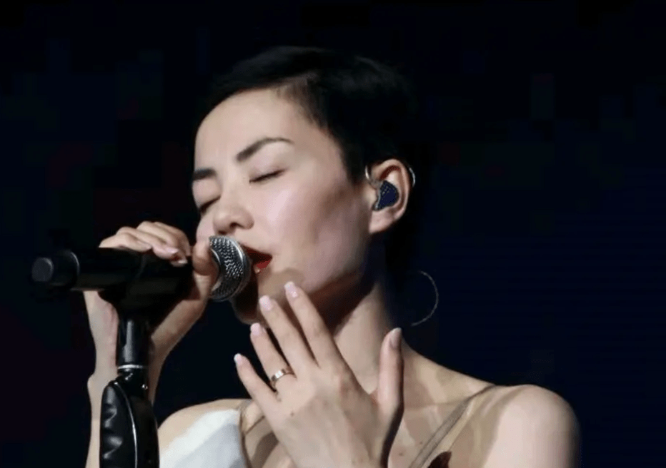 王菲因唱《传奇》被告索赔300万,李健的回答让她无话可说_庞龙_首歌