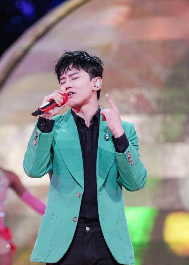 原创张杰真的太会穿了西装在他身上才是真的帅气被圈粉了