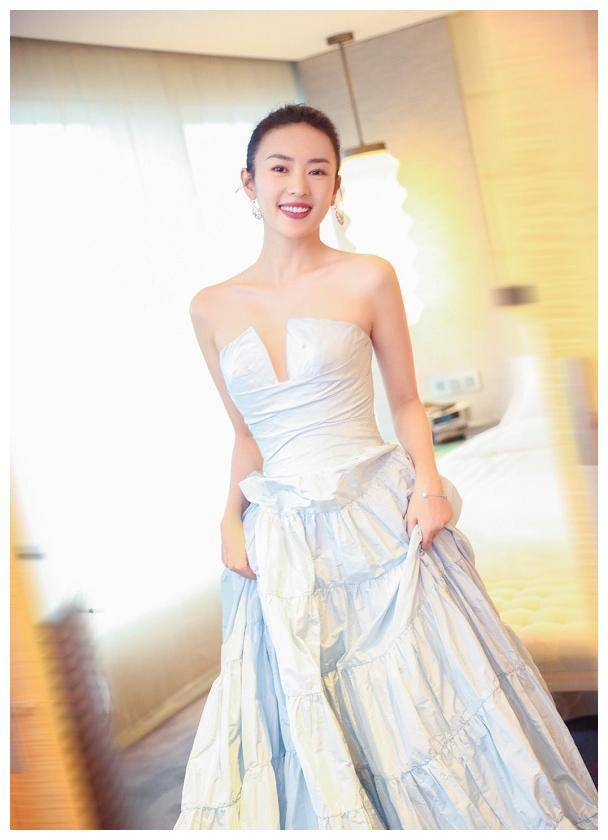 原创童瑶婚后穿衣更大胆了穿v领抹胸连衣裙凹身材性感又迷人