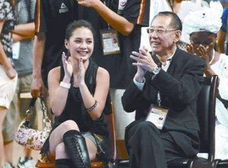 她是英皇主席的女儿,19岁与张国荣相恋,今嫁知名导演