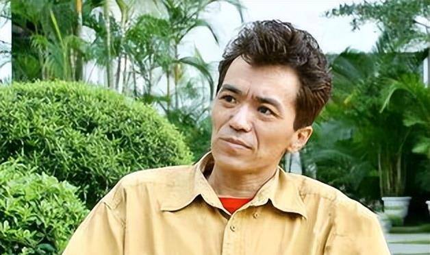 现场来了很多明星朋友,大家都穿着黑色的衣服,表情严肃.