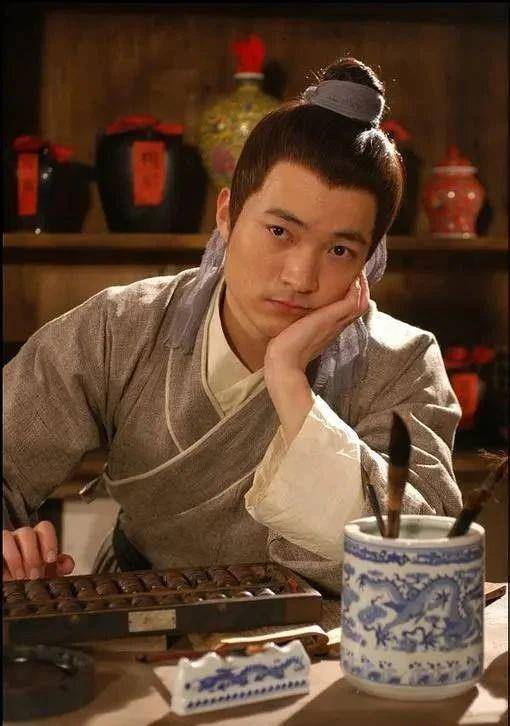情景喜剧《武林外传》,喻恩泰饰演一位满口之乎者也的穷酸秀才吕轻侯