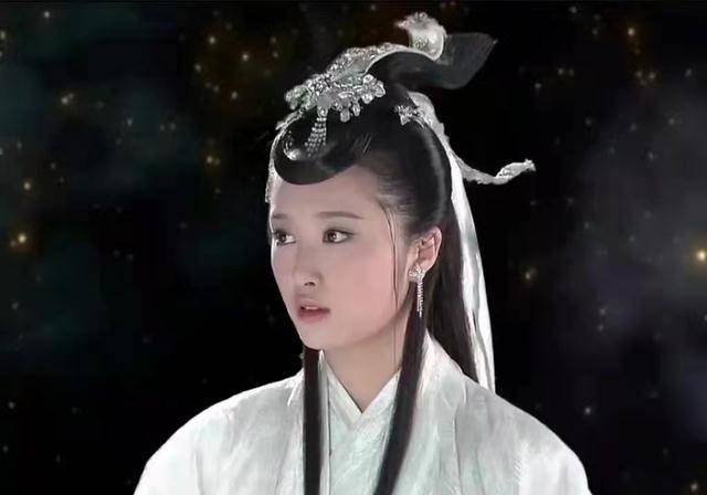 2010年版《嫦娥》里的嫦娥仙子由姚笛扮演,这个小丫头和玉兔宝宝在一