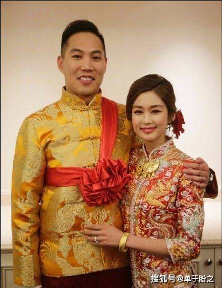 原创她是tvb的力捧花旦婚前吃道具菜太节约婚后背10万名牌包包