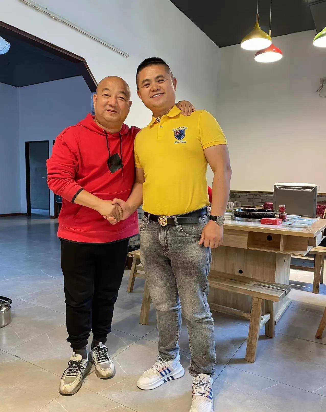 泡菜哥受邀参加巴蜀笑星花喜鹊花火锅开业晚宴与万喜张麻子相聚