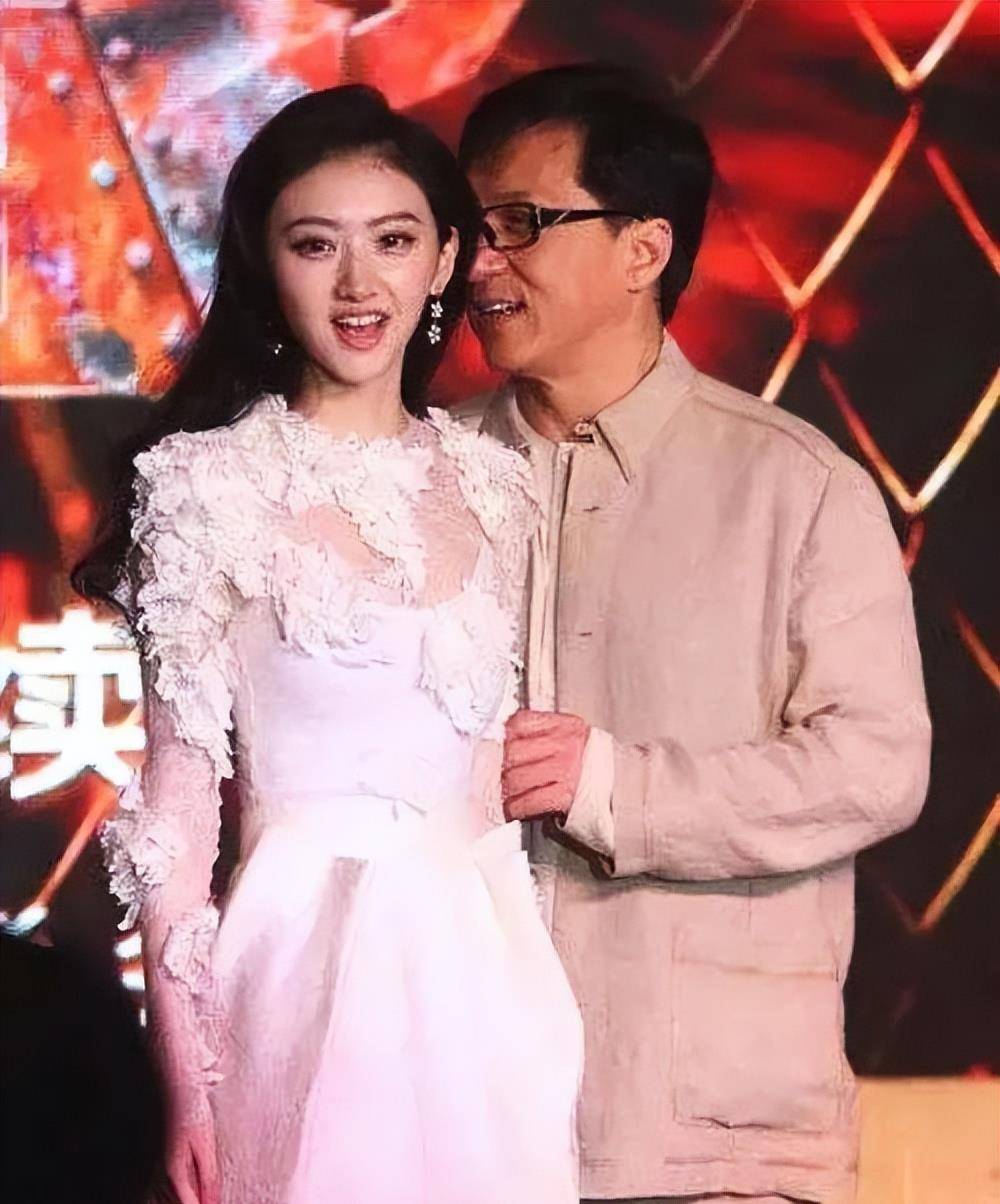 原创景甜曾被成龙扛起被甄子丹搂腰但在周润发身边乖巧自然