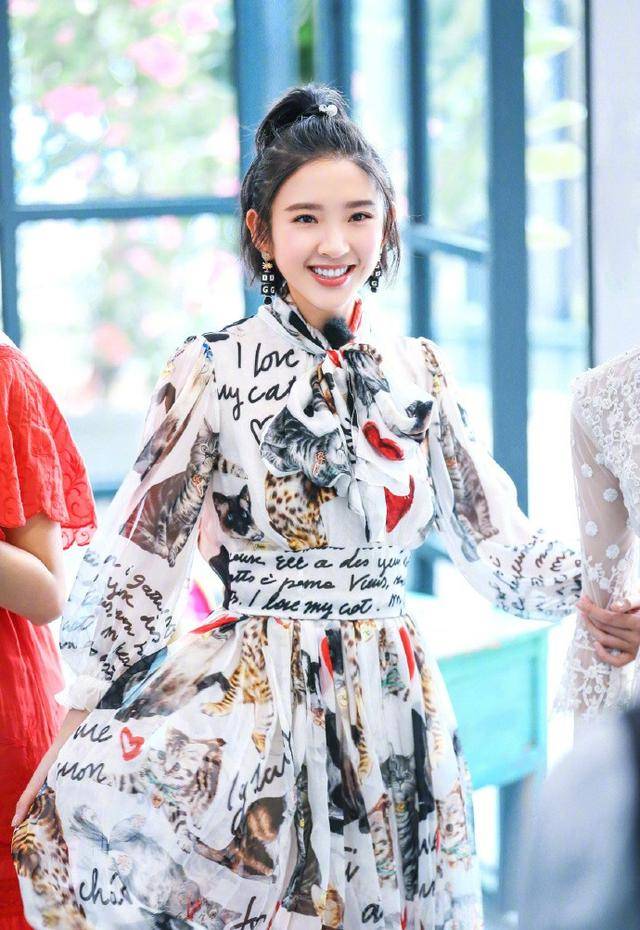 唐艺昕生完孩子更甜了,穿碎花裙梳马尾辫,和18岁的小姑娘差不多_时尚