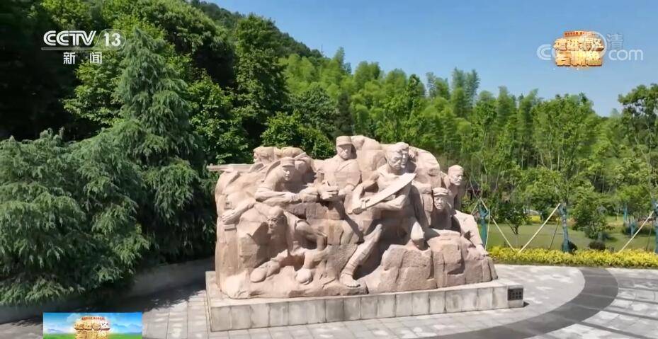 央视网消息:在六安市霍山县,无名烈士雕塑再现了革命战争年代那段可歌