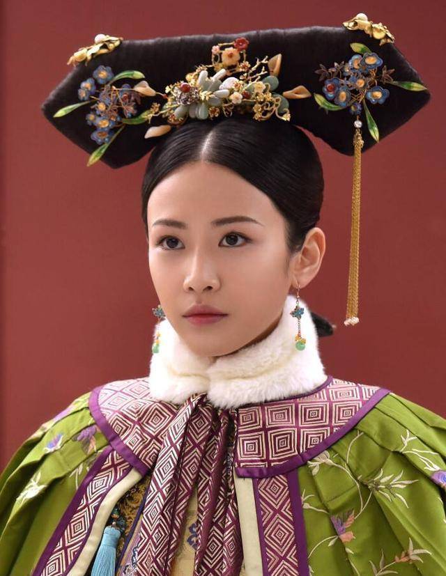 五官比较英气,可能许多人没发现,去年热播的《如懿传》中,她就饰演了