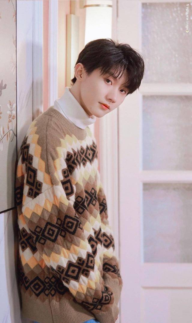 作为一个小孩子他的演技不尴尬,现在长大了的马嘉祺也证明了这一点