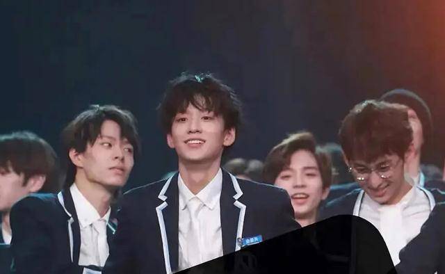 舞台,300人男团里c位抢眼,他可能是下一个蔡徐坤_景天_青春_producex