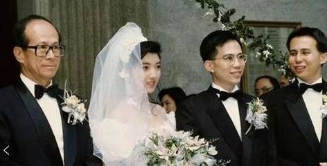就算王富信成为了千亿儿媳,她也没有高调行事,依旧做他背后的女人.