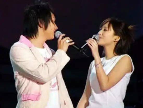 2007年,金莎与韩寒牵手压马路的照片被拍,拍摄者称还看到他俩深情拥吻