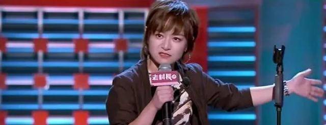 当然为了惩罚程璐,思文要求程璐把她背下楼梯,于是这个身高1米64的"