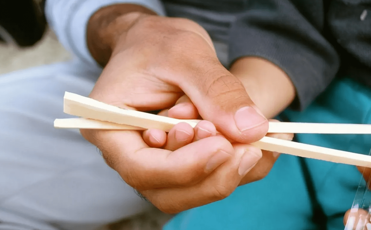 孩子学用筷子,宝妈需要做好这些功课,过早使用或导致不良后果