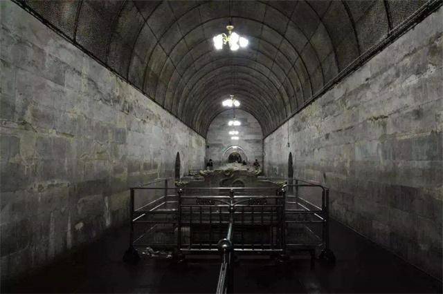 不过这次康熙皇帝的景陵受损不大,只不过是地面建筑遭到破坏.