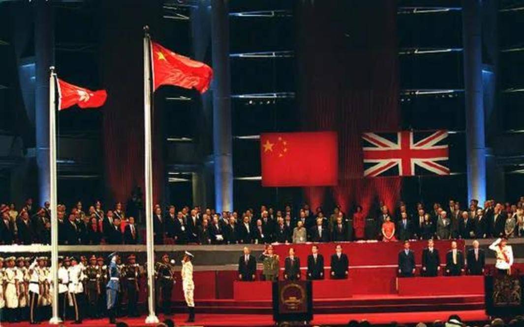 1997年,香港回归中国,象征着一个新时代的崛起,帝国终将有日落.