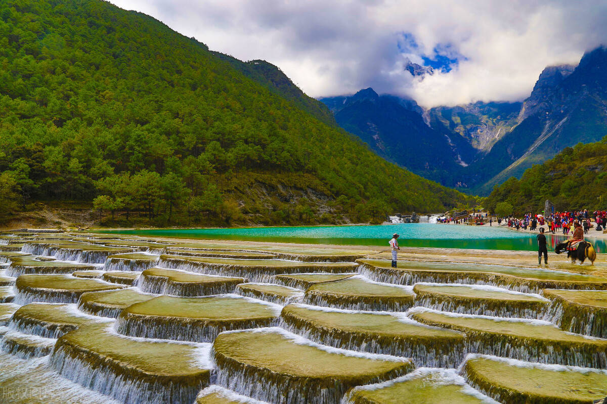 白水台,还有一些人说这里像极了四川的九寨沟,但在小编心中蓝月谷就