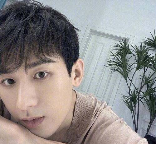 原创为什么成毅明明三十岁了看起来却像二十出头的少年感十足