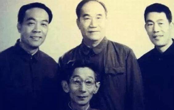 作为全国知名的相声演员,杨少华曾和马三立,侯宝林等人搭档表演相声