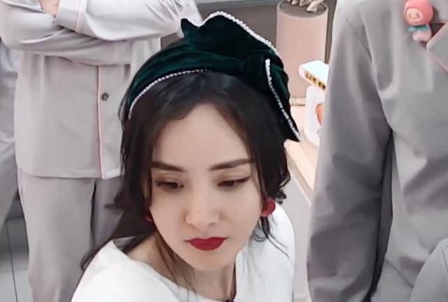 杨幂《密逃》疲态尽显,眼窝凹陷用遮瑕掩盖,3季状态对比很尴尬_眼皮