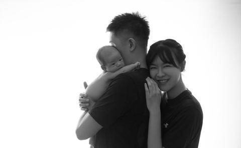 五官像极了父亲,微微一笑像妈妈_灯泡_张徐宁_母爱