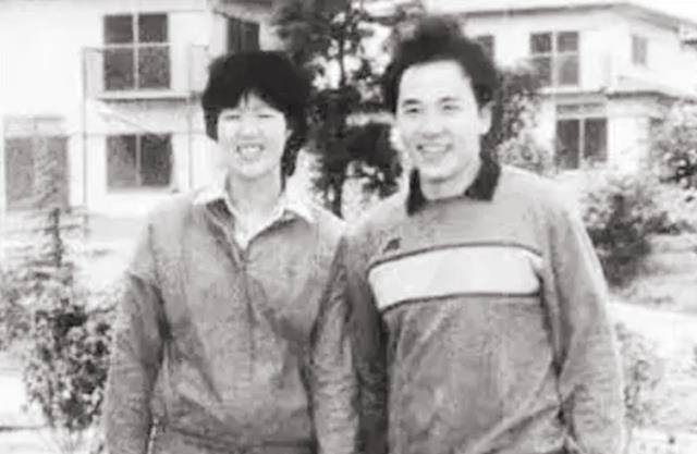 白帆是郎平第一个喜欢的男人,也是她的第一任丈夫.