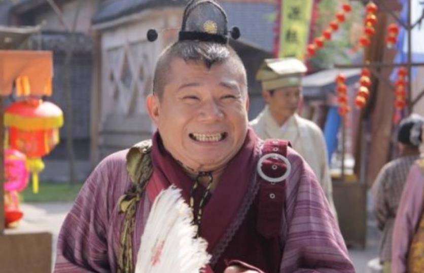 医术高明而又幽默风趣,爱财如命却又取之有道的"骗子"丁五味