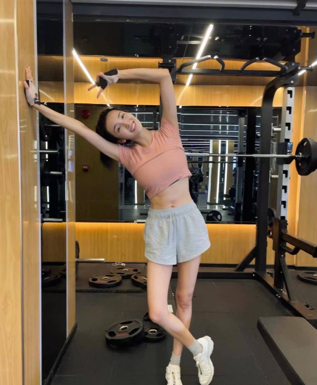 青春女神王紫璇被晒穿不同健身服突显黄金比例身材和美丽长腿