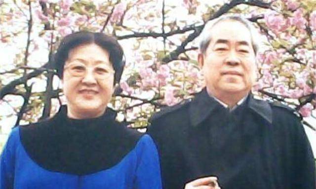 就开始给张桂云进行营销,为她改了一个洋气的名字——楠莉,还大肆