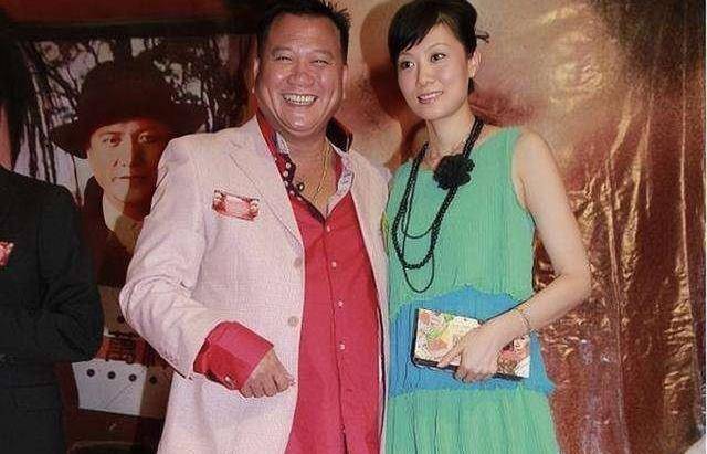 64岁万梓良定居小县城!住130万洋房太便宜,排队做核酸