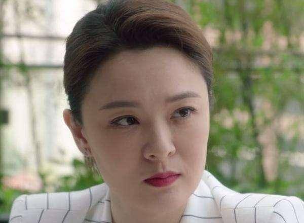陈思斯在剧中饰演离婚律师刘梅,一改之前在《甄嬛传》中的"曹贵人"