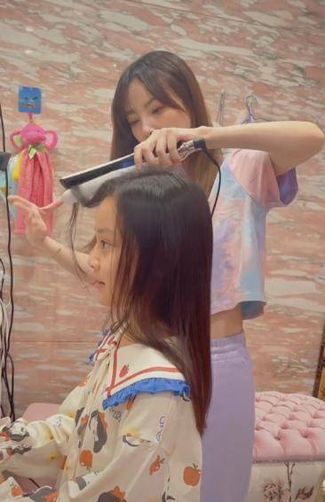 剪完头发后,李小璐也耐心地帮女儿剪头发,但是在剪头发的过程中,因为