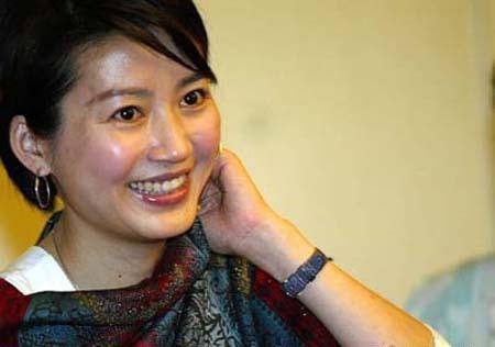 她一共经历过两次婚姻,在大学时遇到了自己的第一任丈夫吕成功,当时的
