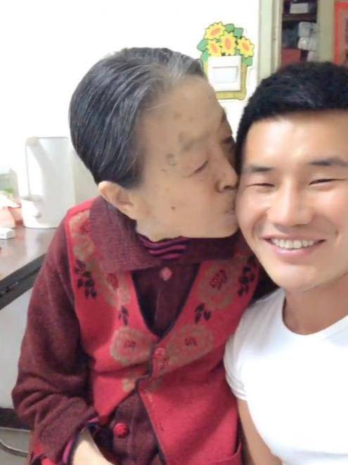 "嘎子"与张少华的祖孙情,几乎每年探望,敢公开亲吻
