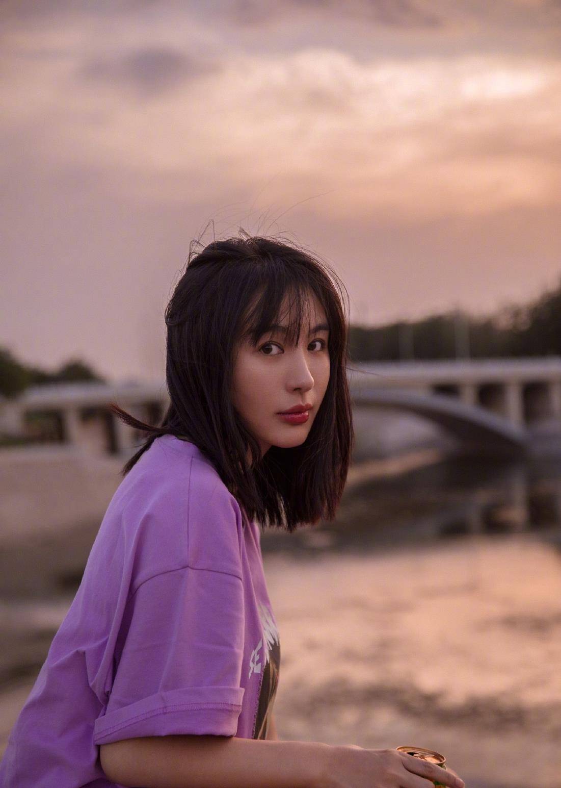 李菲儿的发型一直都是中长短发加空气刘海,显得甜美和减龄.